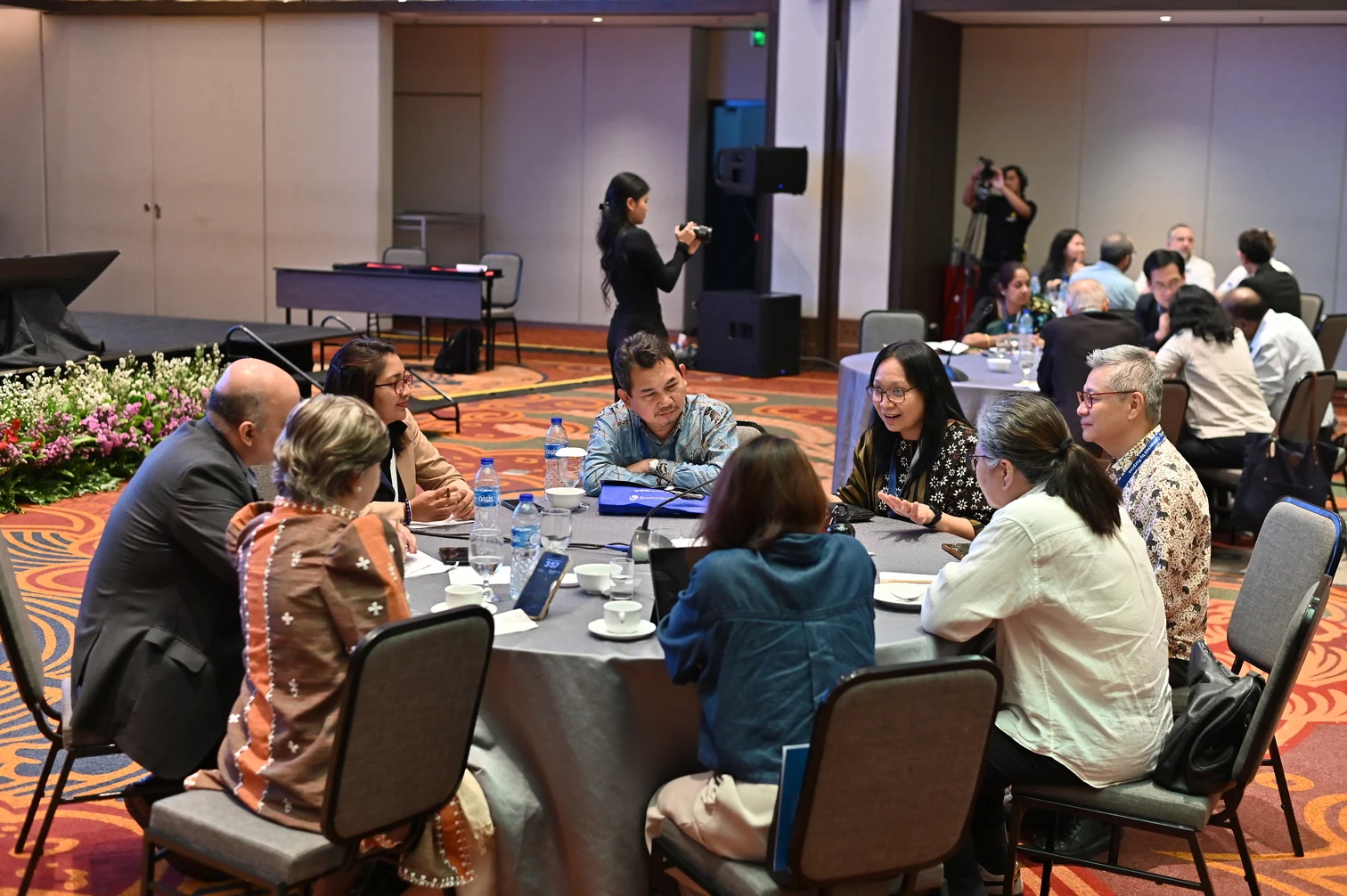 Participants talking around a round table at GEEM 2025